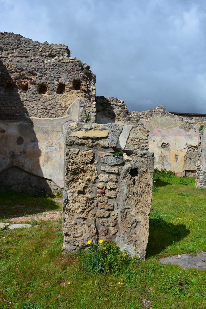 IX.5.18 Pompeii. March 2017. 
Room l (L), looking north from atrium towards pilaster at west end of doorway.
Foto Christian Beck, ERC Grant 681269 DÉCOR.
