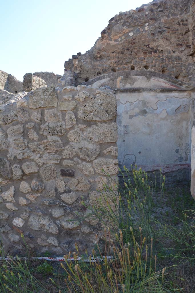 IX.5.18 Pompeii. May 2017. 
Room l (L), detail from west wall at south end with doorway to room p. 
Foto Christian Beck, ERC Grant 681269 DÉCOR.

