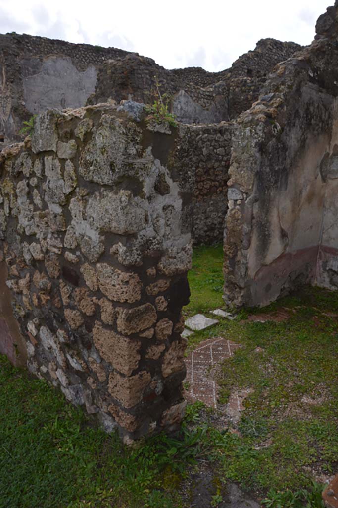 IX.5.18 Pompeii. March 2018. Room “l” (L), looking towards south side of doorway in west wall.
Foto Annette Haug, ERC Grant 681269 DÉCOR.
