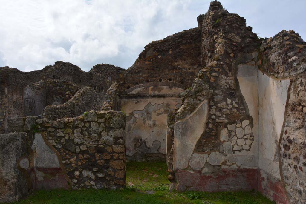 IX.5.18 Pompeii. March 2018. Room “l” (L), looking towards west wall with doorway into room “p”. 
Foto Annette Haug, ERC Grant 681269 DÉCOR.

