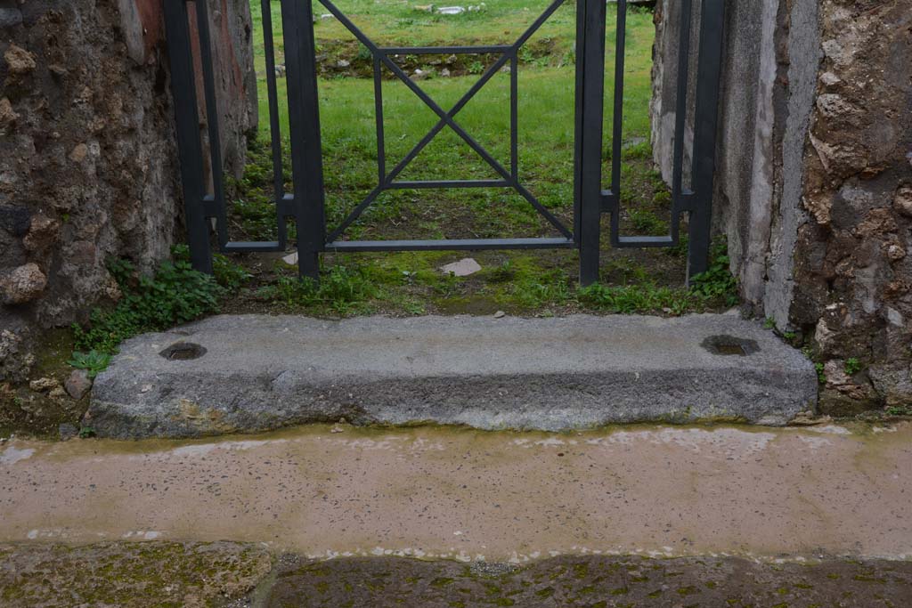 IX.5.18 Pompeii. March 2018. Looking north from roadway towards doorway threshold.
Foto Annette Haug, ERC Grant 681269 DÉCOR.

