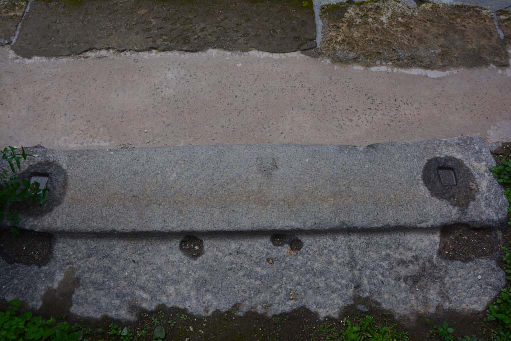 IX.5.18 Pompeii. March 2017. Room a, doorway threshold, looking south to roadway.
Foto Christian Beck, ERC Grant 681269 DÉCOR.
