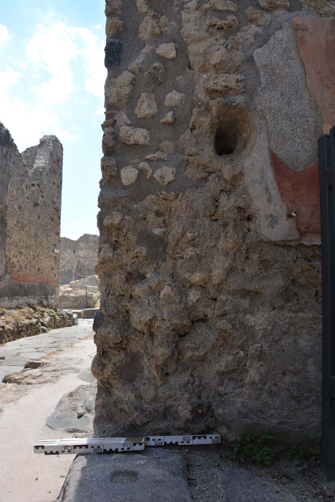 IX.5.18 Pompeii. May 2017. Room a, lower right side of entrance doorway.
Foto Christian Beck, ERC Grant 681269 DÉCOR.

