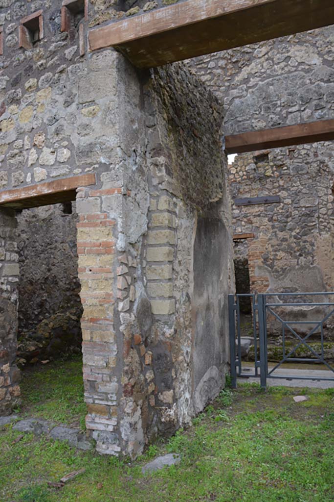 IX.5.18 Pompeii. March 2018. 
Room “a”, looking towards east side of entrance corridor, from atrium.
Foto Annette Haug, ERC Grant 681269 DÉCOR.
