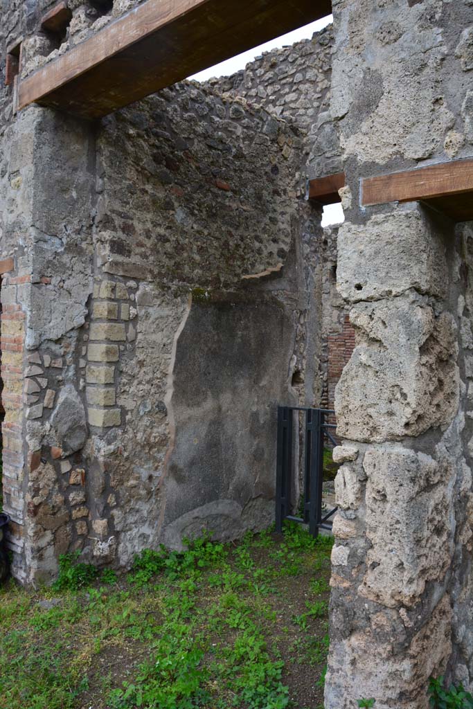 IX.5.18 Pompeii. March 2017. Room a, east side of entrance corridor.
Foto Christian Beck, ERC Grant 681269 DÉCOR.
