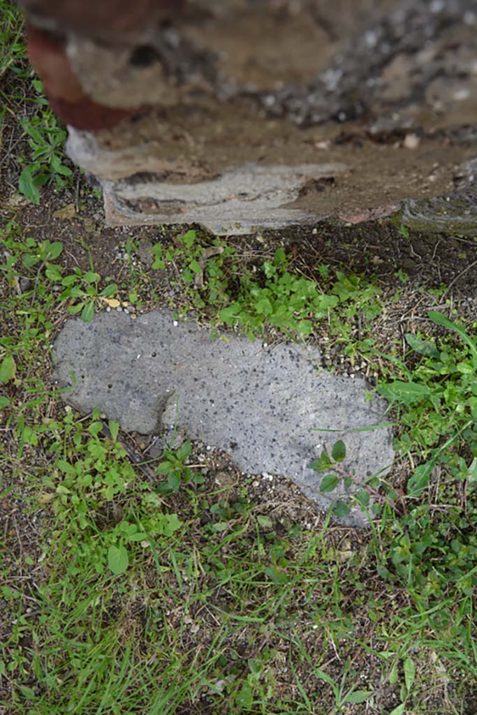 IX.5.18 Pompeii. March 2018. Room “a”, detail of threshold near east side of entrance corridor.
Foto Annette Haug, ERC Grant 681269 DÉCOR.



