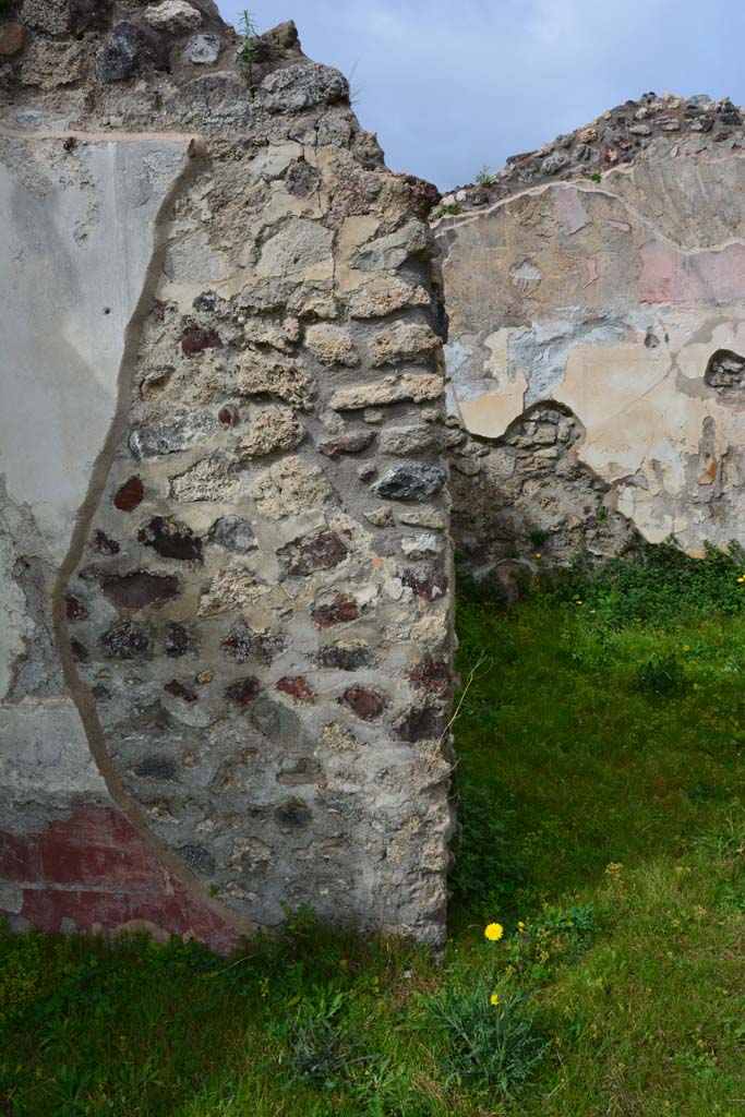 IX.5.18 Pompeii. March 2017. Room o, west side of doorway in room l (L).
Foto Christian Beck, ERC Grant 681269 DÉCOR.
