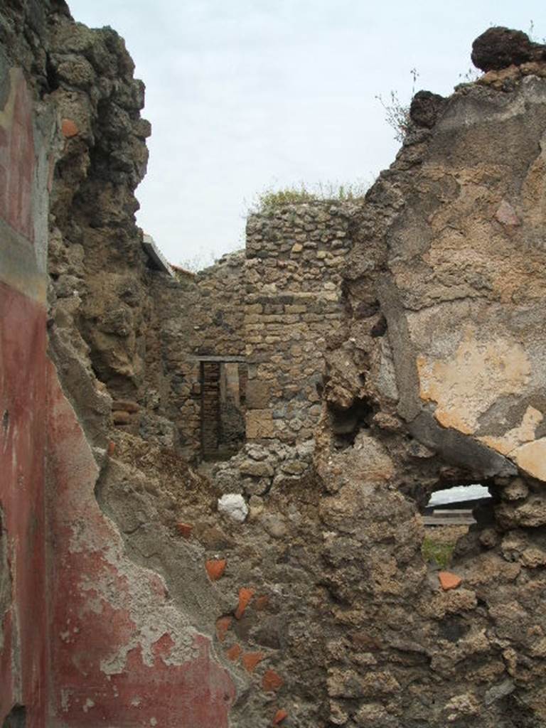 IX.5.18 Pompeii. May 2005. 
Room p, north-west corner, looking through wall towards IX.5.4, from IX.5.18.

