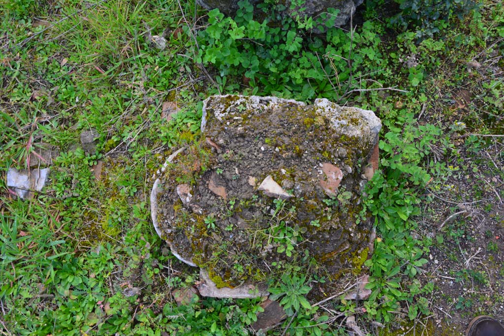 IX.5.18 Pompeii. March 2017. 
Room b, remains of a pillar into which a semi-column was built into it, structure from west end of atrium/courtyard garden area.
Foto Christian Beck, ERC Grant 681269 DÉCOR.




