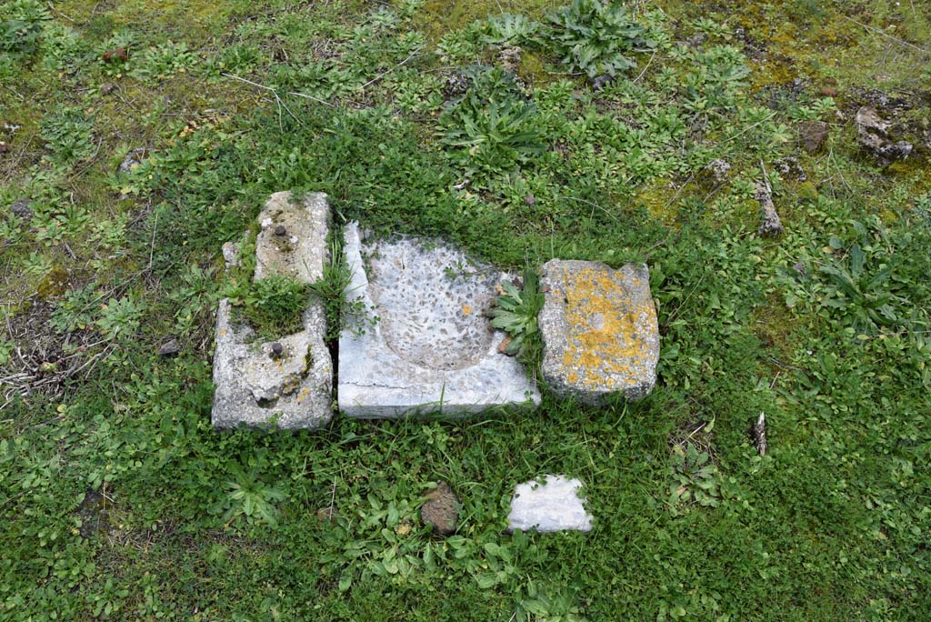 IX.5.18 Pompeii. March 2018. Atrium “b”, remains of table base on north side of pool.
Foto Annette Haug, ERC Grant 681269 DÉCOR.
