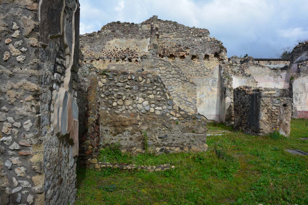 IX.5.18 Pompeii. March 2017. Room b, looking north across west side towards area z, in centre.
Foto Christian Beck, ERC Grant 681269 DÉCOR.
