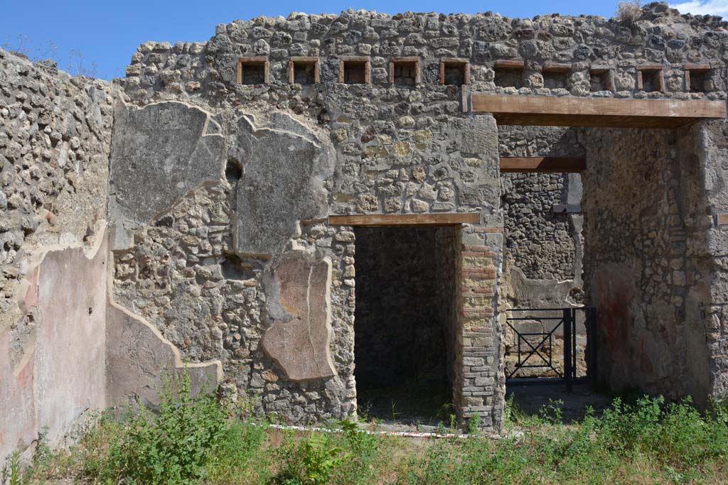 IX.5.18 Pompeii. May 2017. 
Room b, south-east corner of atrium/garden, with area of room i, on left, and doorway to room h, and entrance corridor, centre and right.
Foto Christian Beck, ERC Grant 681269 DÉCOR.
