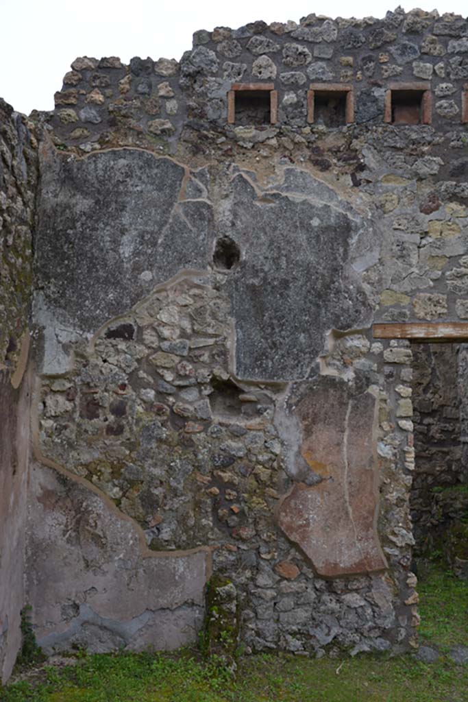 IX.5.18 Pompeii. March 2018. South wall in south-east corner of atrium/courtyard garden.    
Foto Annette Haug, ERC Grant 681269 DÉCOR.

