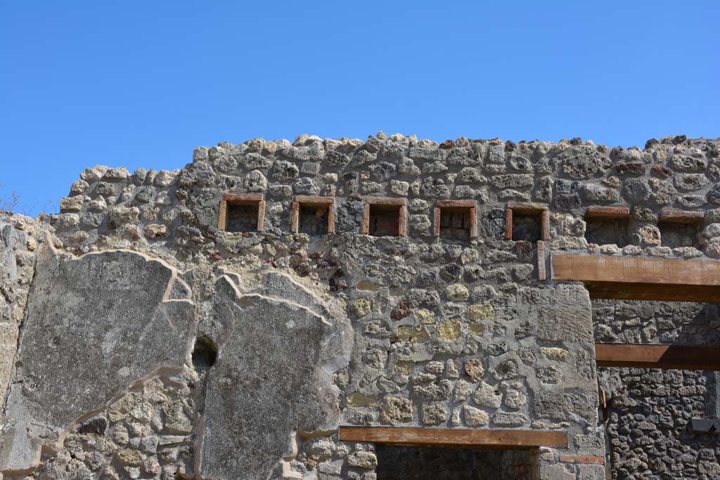 IX.5.18 Pompeii. May 2017. Room b, upper south wall above room h, and entrance corridor.
Foto Christian Beck, ERC Grant 681269 DÉCOR.
