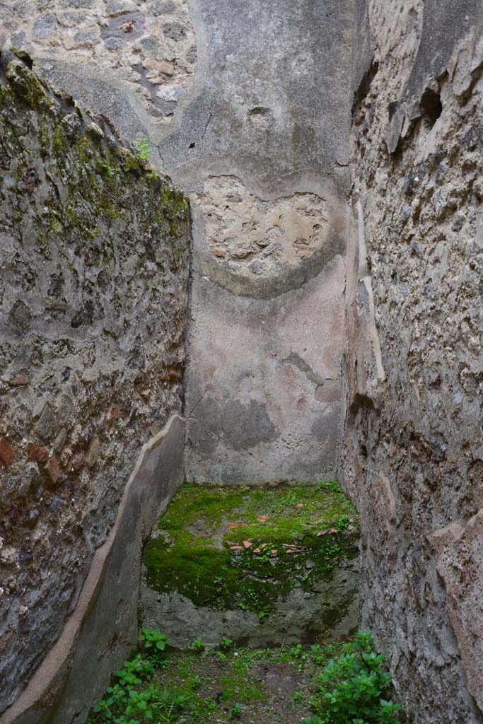 IX.5.18 Pompeii. March 2017. Room c, looking to west end with bench/hearth.
Foto Christian Beck, ERC Grant 681269 DÉCOR.

