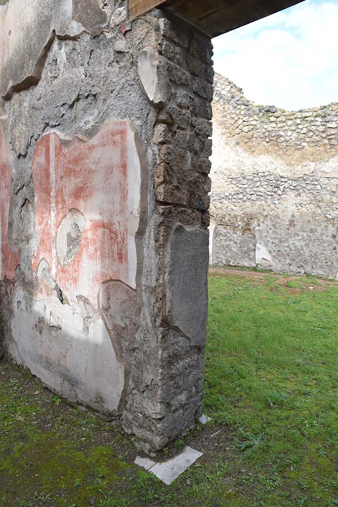 IX.5.18 Pompeii. March 2018. 
Room “d”, looking towards west side of doorway in north wall into triclinium “f”.
Foto Annette Haug, ERC Grant 681269 DÉCOR.

