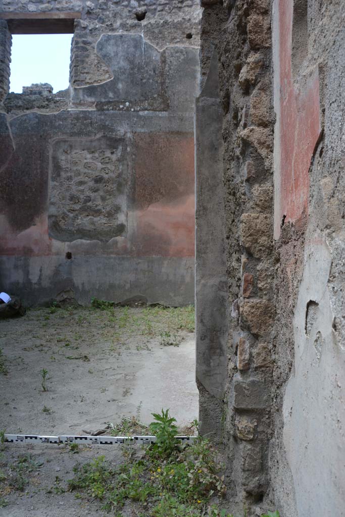 IX.5.18 Pompeii. May 2017. Room e, north side of doorway from room d.
Foto Christian Beck, ERC Grant 681269 DÉCOR.
