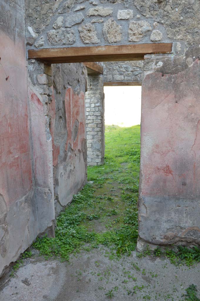 IX.5.18 Pompeii. October 2017. Looking east from room “e”, through doorway into room “d”.
Foto Taylor Lauritsen, ERC Grant 681269 DÉCOR.
