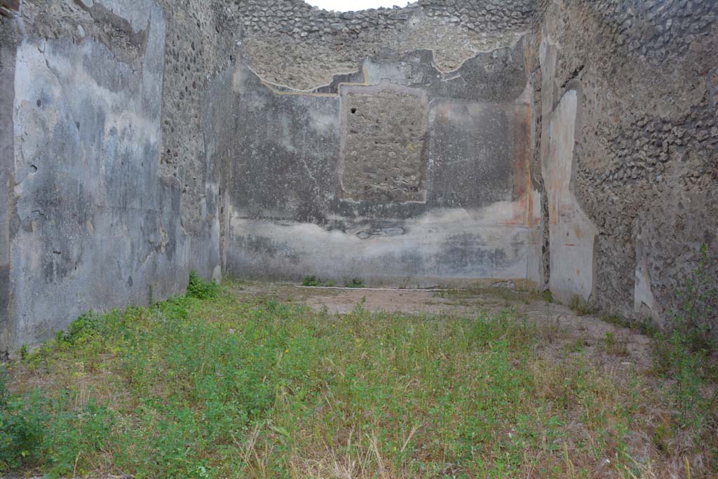 IX.5.18 Pompeii. May 2017. Room “f”, looking west across triclinium.
Foto Christian Beck, ERC Grant 681269 DÉCOR.
