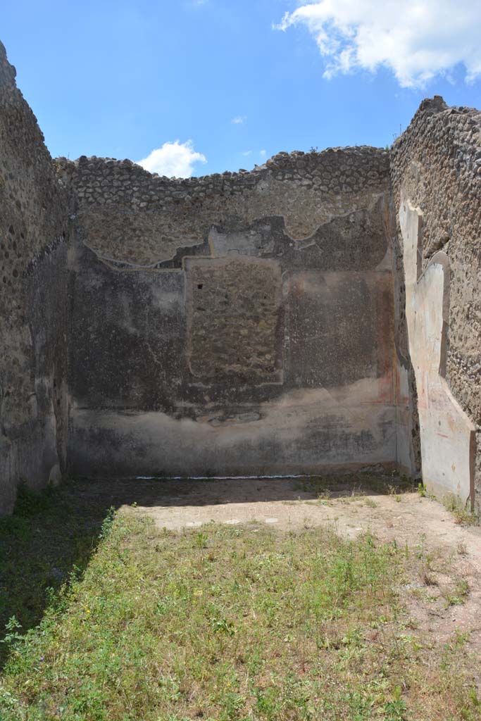 IX.5.18 Pompeii. May 2017. Room “f”, looking across flooring towards west wall.
Foto Christian Beck, ERC Grant 681269 DÉCOR.
