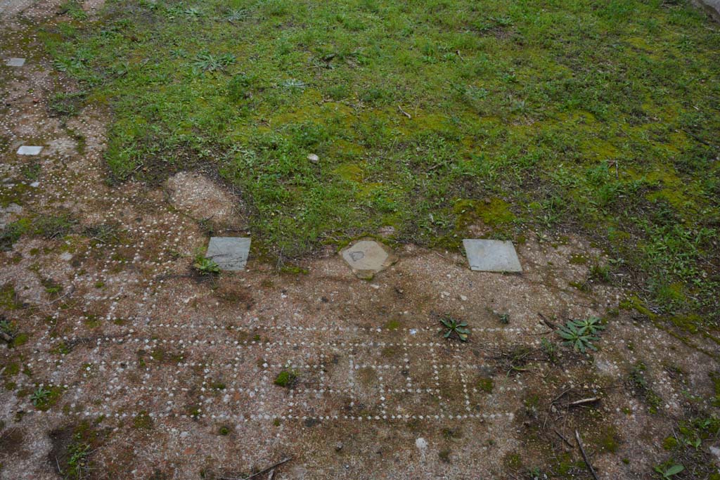 IX.5.18 Pompeii. March 2018. Triclinium “f”, looking east across flooring. 
Foto Annette Haug, ERC Grant 681269 DÉCOR.
