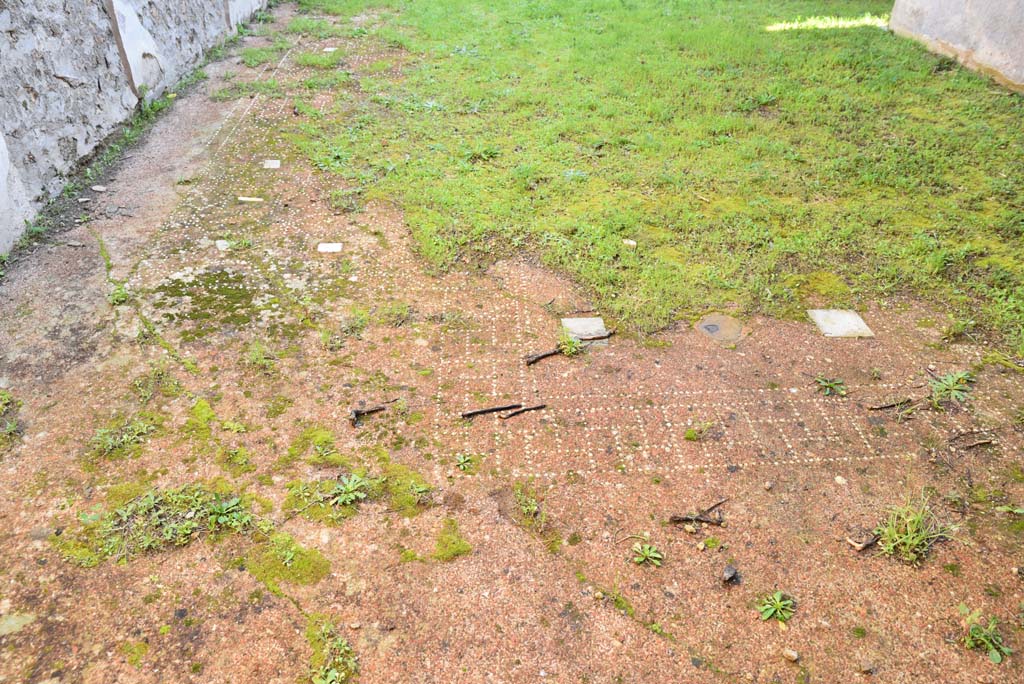 IX.5.18 Pompeii. March 2018. Triclinium “f”, looking east across flooring from west end. 
Foto Annette Haug, ERC Grant 681269 DÉCOR.
