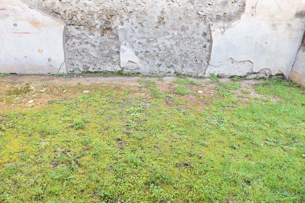 IX.5.18 Pompeii. March 2018. Triclinium “f”, looking across flooring towards north wall.  
Foto Annette Haug, ERC Grant 681269 DÉCOR.

