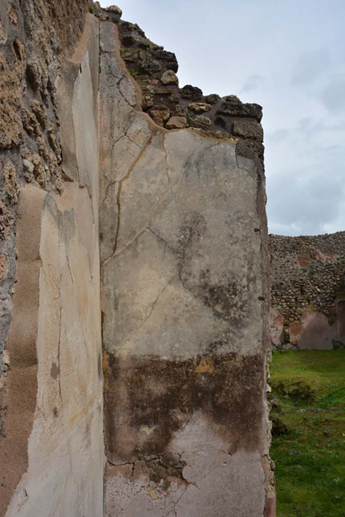 IX.5.18 Pompeii. March 2018. Room “f”, looking towards east wall in north-east corner.
Foto Annette Haug, ERC Grant 681269 DÉCOR.
