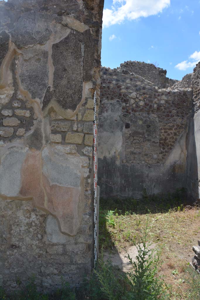 IX.5.18 Pompeii. May 2017. Room g, looking west from atrium towards south side of doorway.
Foto Christian Beck, ERC Grant 681269 DÉCOR.
