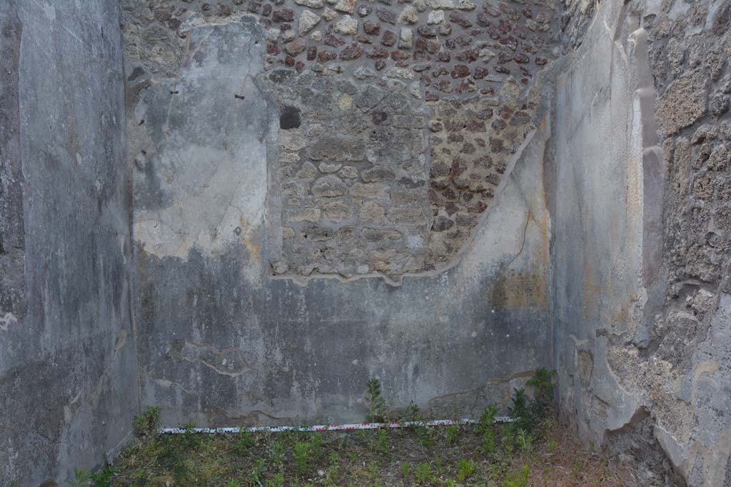 IX.5.18 Pompeii. May 2017. Room g, looking towards west wall, in centre, and north wall, on right.
Foto Christian Beck, ERC Grant 681269 DÉCOR.
