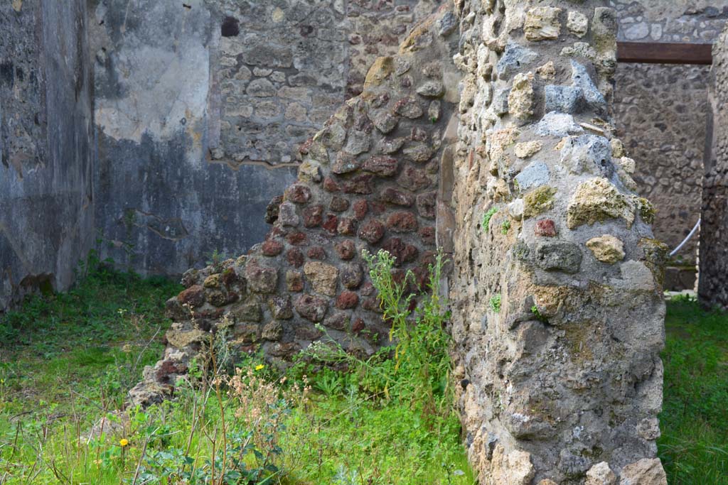 IX.5.18 Pompeii. March 2017. Room z, looking west.
Room g is at the rear of room z, on the left. Corridor q/w, is on the right.
Foto Christian Beck, ERC Grant 681269 DÉCOR.
