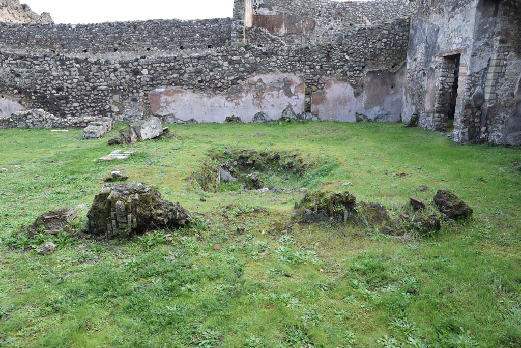 IX.5.18 Pompeii. March 2018. Looking east across atrium/courtyard garden. 
Foto Annette Haug, ERC Grant 681269 DÉCOR.

