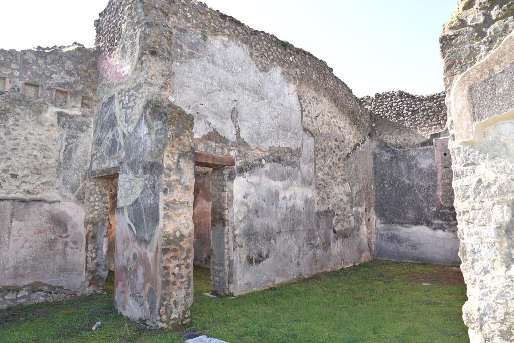 IX.5.18 Pompeii. March 2018. Room “f”, looking across triclinium towards south wall from west side of atrium “b”.
Foto Annette Haug, ERC Grant 681269 DÉCOR
