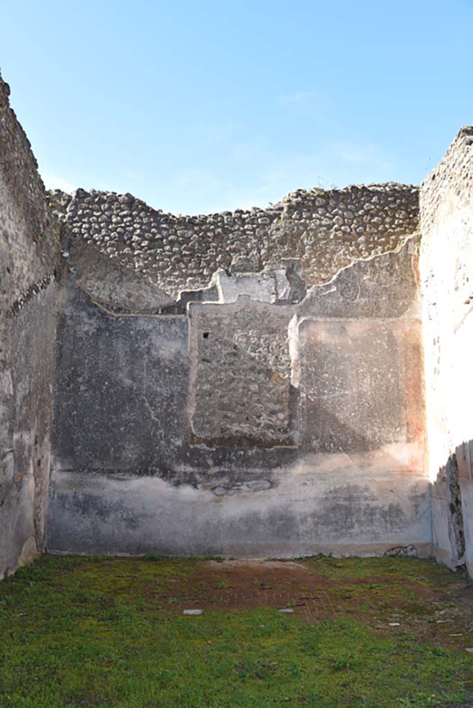 IX.5.18 Pompeii. March 2018. Room “f”, looking towards west wall across flooring in triclinium. 
Foto Annette Haug, ERC Grant 681269 DÉCOR
