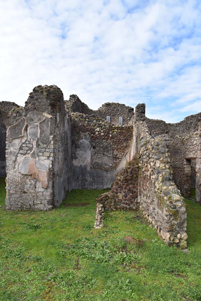 IX.5.18 Pompeii. March 2018. 
Atrium “b”, looking west towards room “g”, with area “z”, centre right, and corridor “q”, on extreme right.  
Foto Annette Haug, ERC Grant 681269 DÉCOR.



