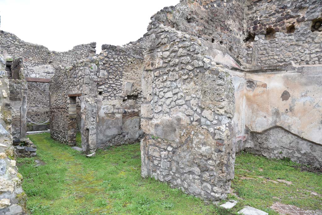 IX.5.18 Pompeii. March 2018. Corridor “q”, looking west along north wall, from doorway to room “p”, on right.
Foto Annette Haug, ERC Grant 681269 DÉCOR.
