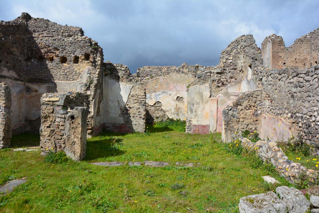 IX.5.18 Pompeii. March 2017. Room l (L), looking north across east side of atrium/garden.
Foto Christian Beck, ERC Grant 681269 DÉCOR.
