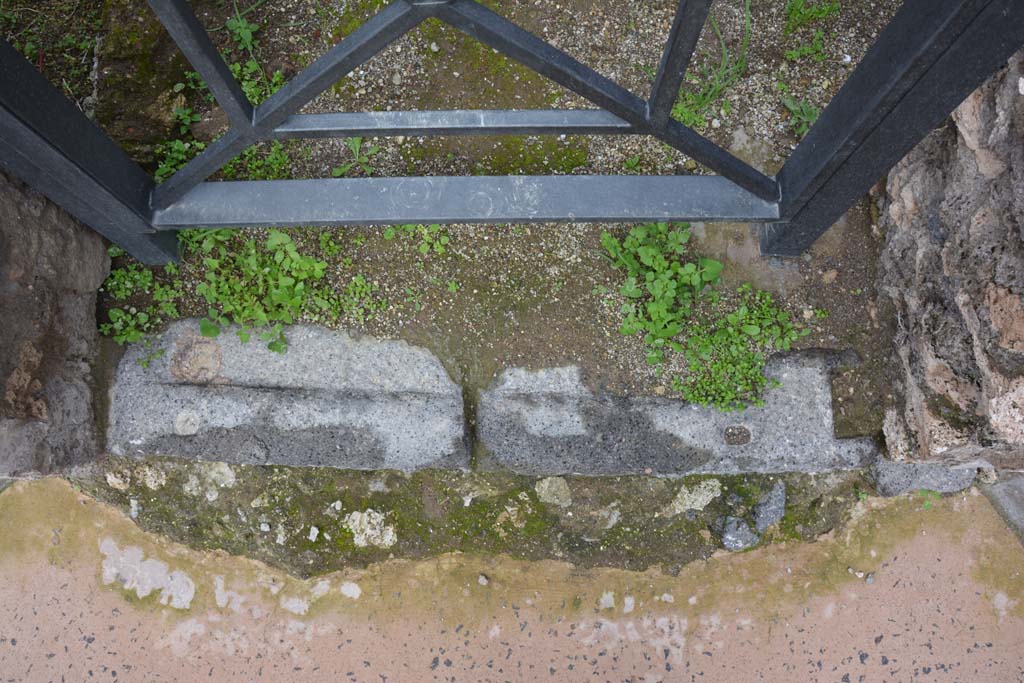 IX.5.19 Pompeii. March 2018. Looking north towards entrance threshold.
Foto Annette Haug, ERC Grant 681269 DÉCOR.
