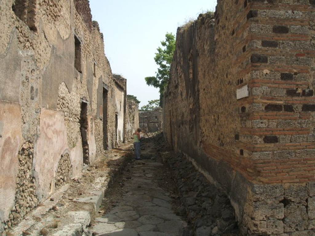 IX.5.19 Pompeii. May 2005.   Unnamed vicolo, looking east .              IX.6.5, on right.

