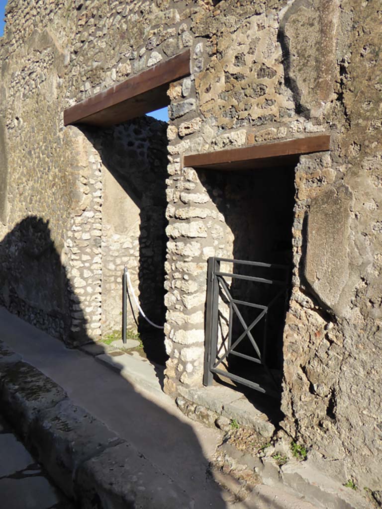 IX.5.21, centre left, and IX.5.20, centre right, Pompeii. January 2017. 
Foto Annette Haug, ERC Grant 681269 DÉCOR.
