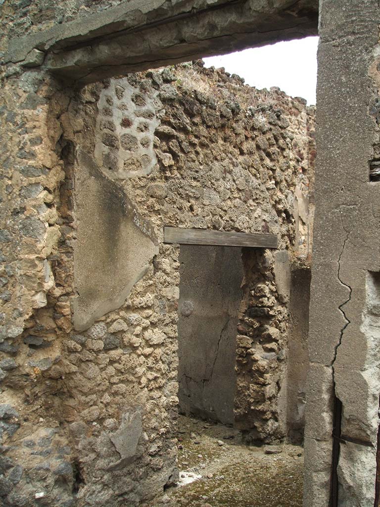 IX.5.21 Pompeii. May 2005. Entrance doorway, looking north-east towards door to room “t”, in corridor “q”.