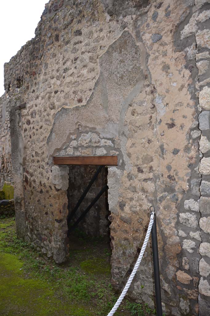 IX.5.21 Pompeii. March 2018. 
Corridor “q”, looking south-east towards doorway to room “v”, on south side of corridor.
Foto Annette Haug, ERC Grant 681269 DÉCOR

