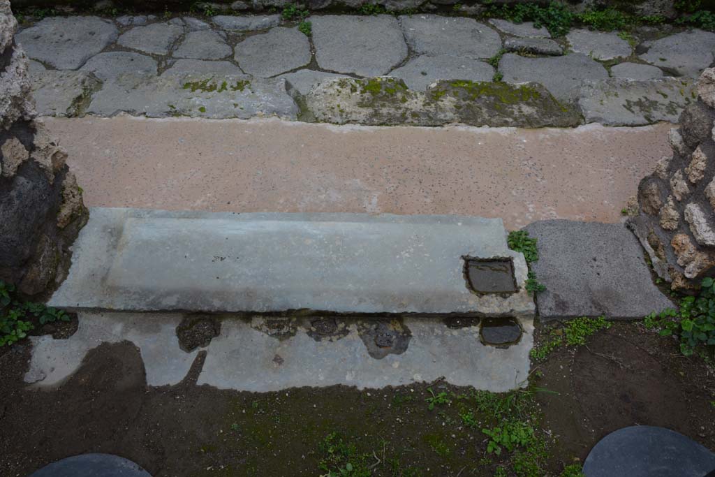 IX.5.21 Pompeii. March 2018. Looking west towards entrance doorway threshold from corridor “q”. 
Foto Annette Haug, ERC Grant 681269 DÉCOR.
