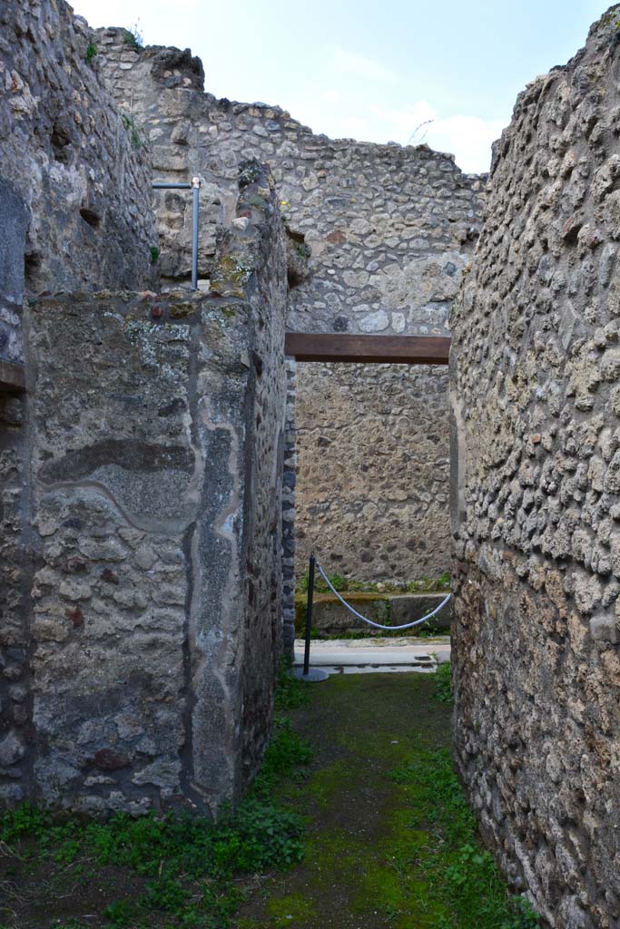 IX.5.18/21 Pompeii. March 2017. Corridor “q”, looking west towards entrance doorway at IX.5.21.
Room “u” and room “v” are on the left and room “t” is on the right
Foto Christian Beck, ERC Grant 681269 DÉCOR.


