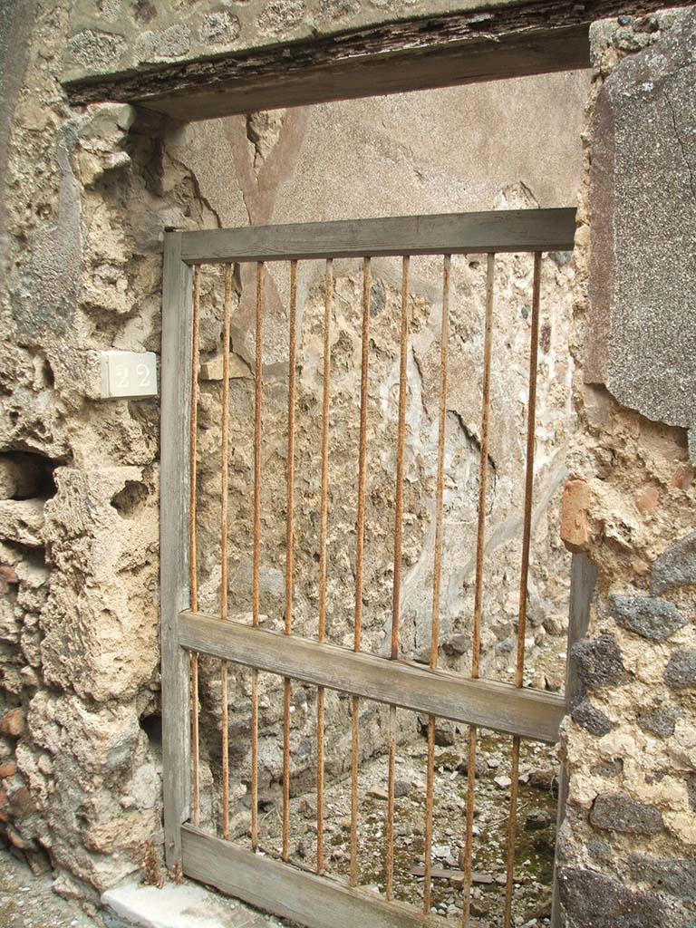 IX.5.22 Pompeii. May 2005. Entrance doorway.