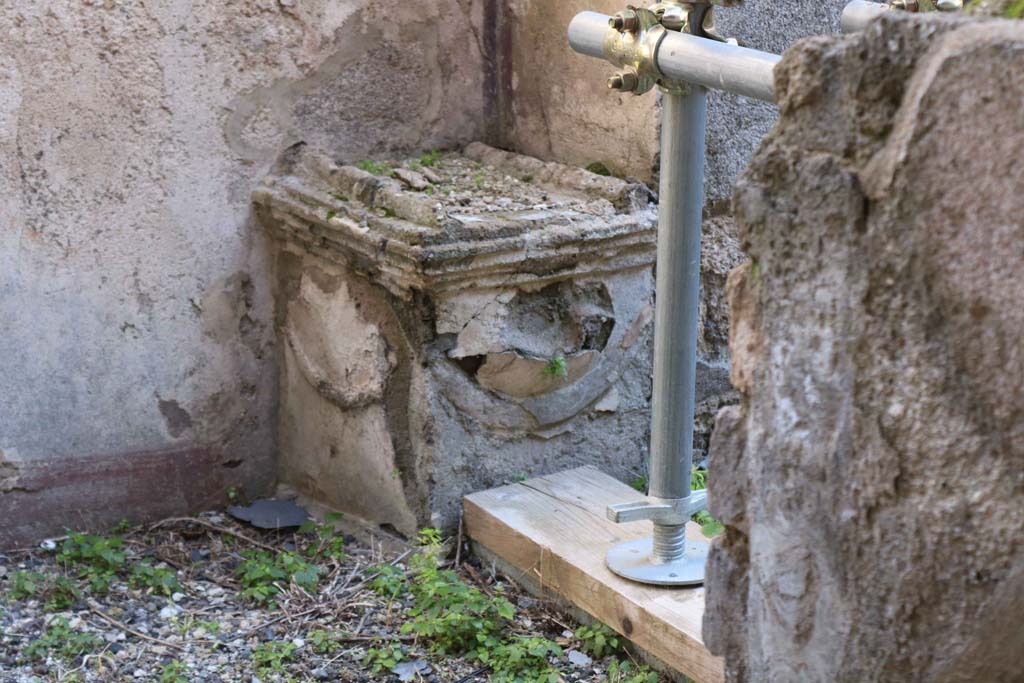 IX.5.22 Pompeii. February 2020. 
Looking east from entrance doorway with detail of altar. This can also be seen in IX.5.2, pt.3, room ‘w’. Photo courtesy of Aude Durand.
