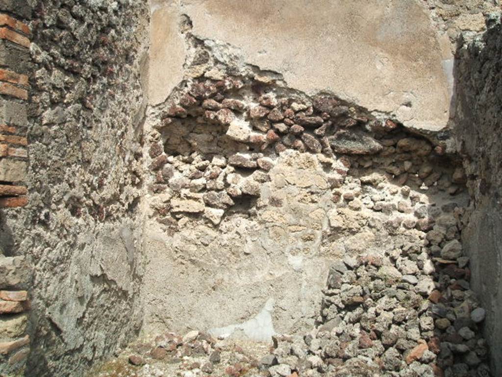 IX.6.3 Pompeii. May 2005. Looking northwards in room “b”. This was a type of ala or exedra, found with a wooden threshold.  The floor had in its entrance a decoration of white stones like a threshold, and three rows of similar stones all around the room. The wall decoration here was not preserved other than that of rough plaster. The entrance had been adorned with a wooden door-frame.
See Mau in BdI, 1880, p.217-8.
