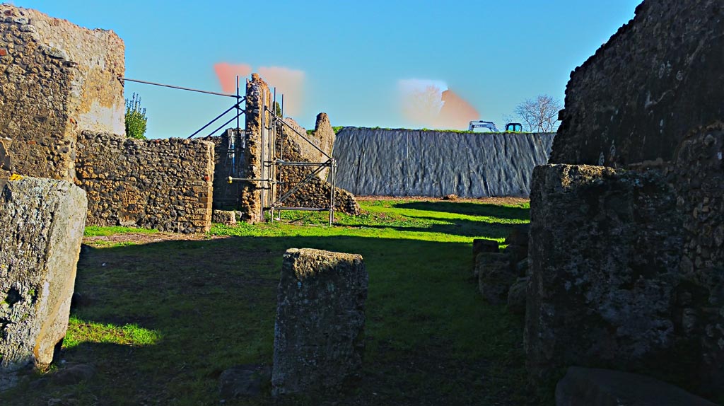 IX.6.4 Pompeii. December 2019. Looking east from entrance doorway across atrium. Photo courtesy of Giuseppe Ciaramella.