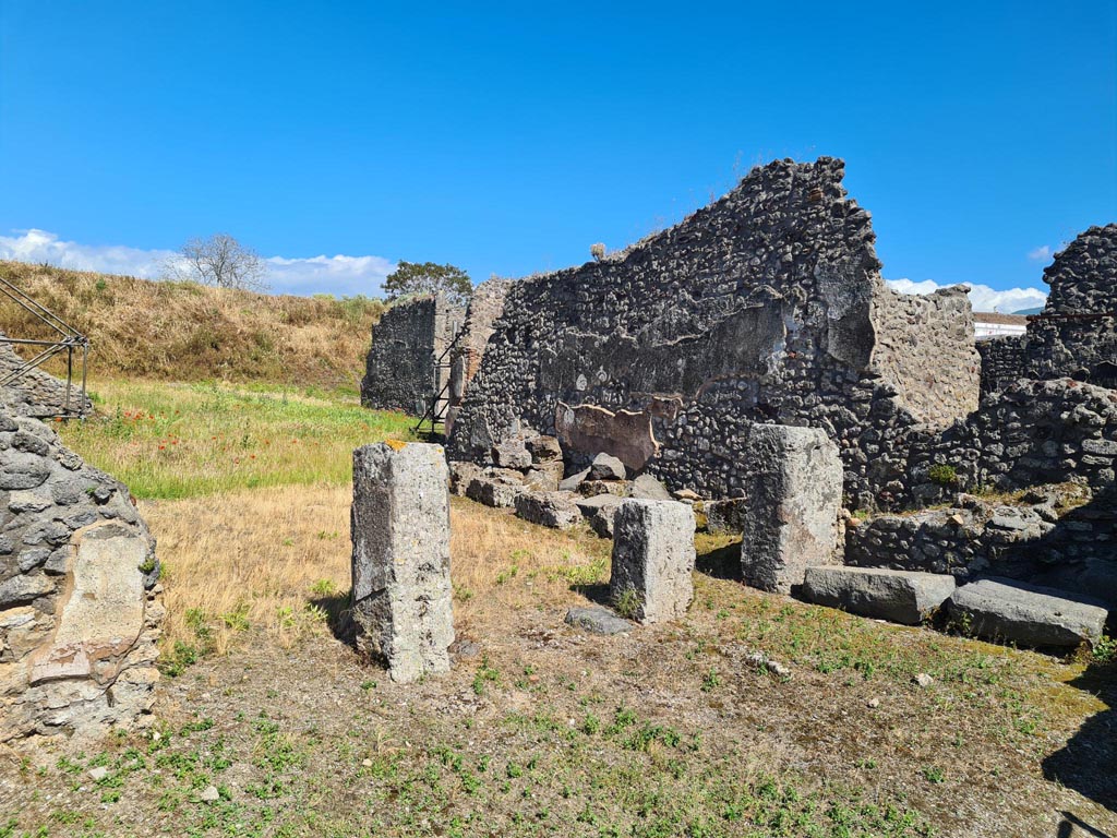 IX.6.4 Pompeii. May 2024. Looking south-east from entrance doorway. Photo courtesy of Klaus Heese.