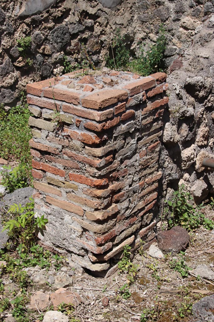 IX.6.7 Pompeii. May 2024. 
Pilaster on east side of kitchen between room “q”, on left, and small room or storeroom room “r”, on right.
Photo courtesy of Klaus Heese.
